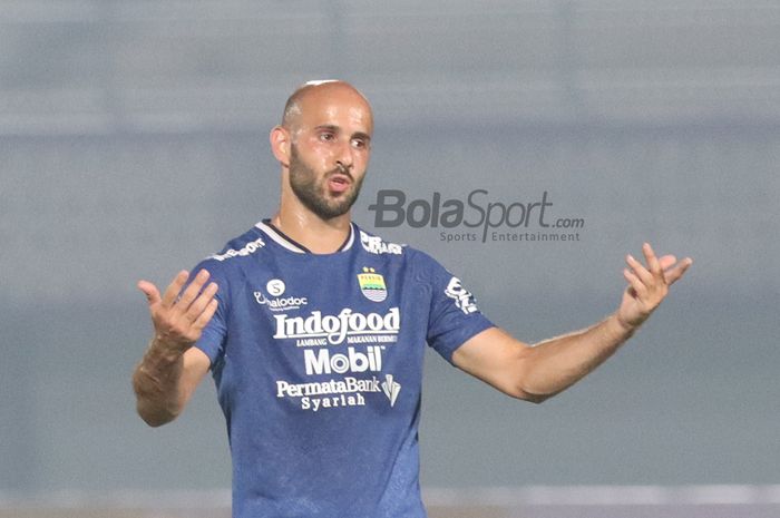 Gelandang asing Persib Bandung, Mohammed Rashid, sedang bertanding dalam laga pekan pertama Liga 1 2021 di Stadion Indomilk, Arena, Tangerang, 4 September 2021.