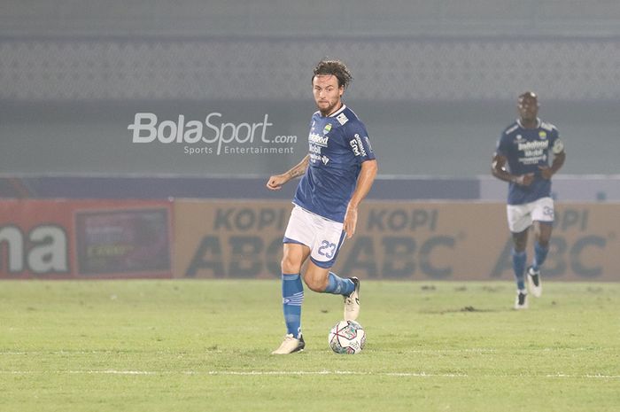 Gelandang Persib Bandung, Marc Klok, sedang menguasai bola dalam laga pekan pertama Liga 1 2021 di Stadion Indomilk, Arena, Tangerang, 4 September 2021.