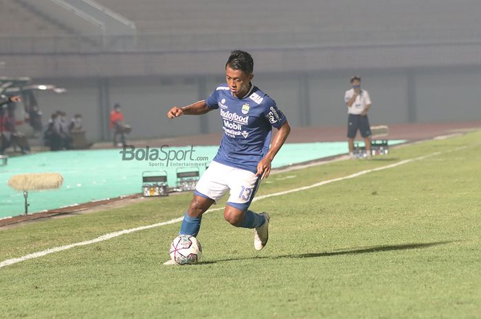 Pemain sayap kanan Persib Bandung, Febri Hariyadi, sedang menggiring bola dalam laga pekan pertama Liga 1 2021 di Stadion Indomilk, Arena, Tangerang, 4 September 2021.