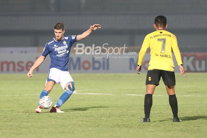 Bek Persib Bandung, Nick Kuipers, sedang mengoper bola dalam laga pekan pertama Liga 1 2021 di Stadion Indomilk, Arena, Tangerang, 4 September 2021.