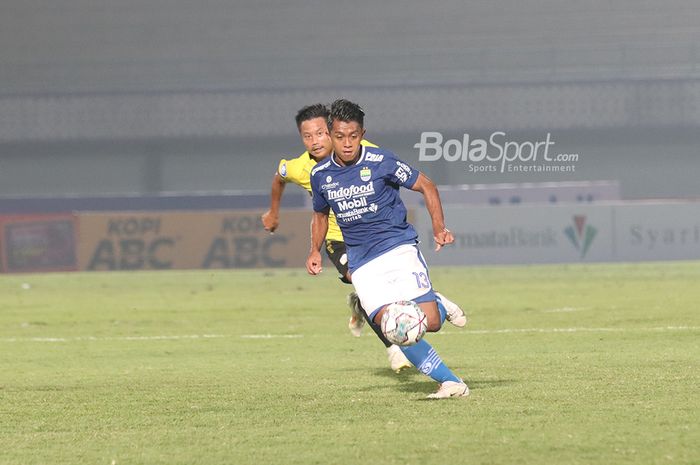 Pemain Persib Bandung, Febri Hariyadi (depan), sedang berlari dan dikejar oleh bek Barito Putera, Muhammad Rifky Suryawan, dalam laga pekan pertama Liga 1 2021 di Stadion Indomilk, Arena, Tangerang, 4 September 2021.