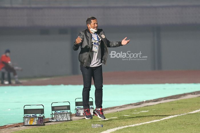 Pelatih Barito Putera, Djadjang Nurdjaman, sedang memantau pertandingan dalam laga pekan pertama Liga 1 2021 di Stadion Indomilk, Arena, Tangerang, 4 September 2021.