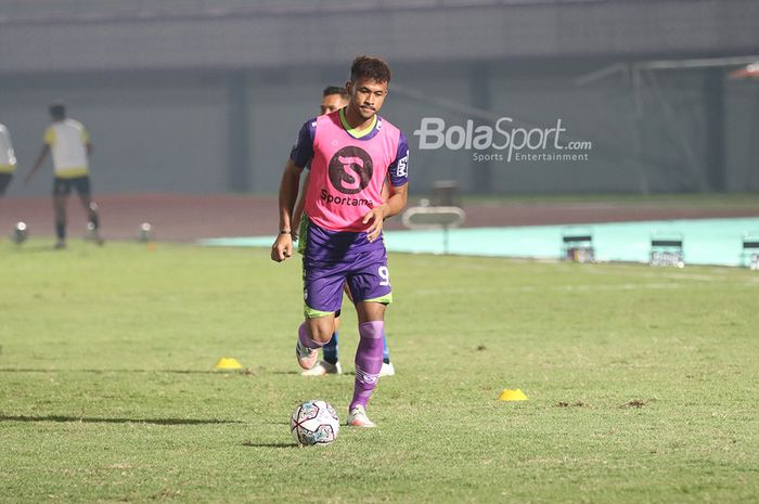 Penjaga gawang Persib Bandung, Aqil Savik, sedang  berlatih jelang laga pekan pertama Liga 1 2021 di Stadion Indomilk, Arena, Tangerang, 4 September 2021.