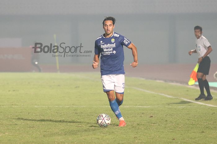 Pemain Persib Bandung, Ezra Walian, sedang menguasai bola dalam laga pekan pertama Liga 1 2021 di Stadion Indomilk, Arena, Tangerang, 4 September 2021.