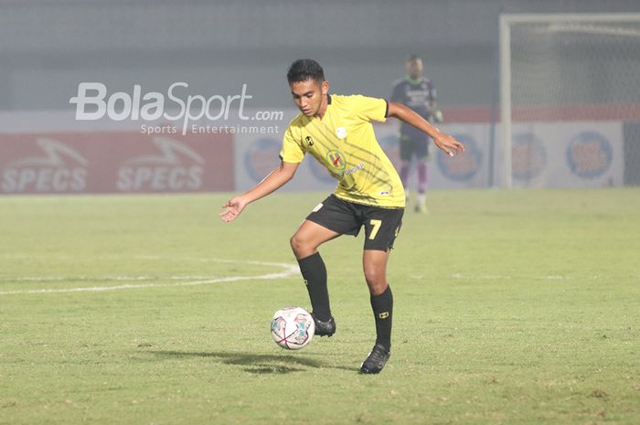 Pemain sayap kanan Barito Putera, Ambrizal Umanailo, sedang menguasai bola dalam laga pekan pertama Liga 1 2021 di Stadion Indomilk, Arena, Tangerang, 4 September 2021.