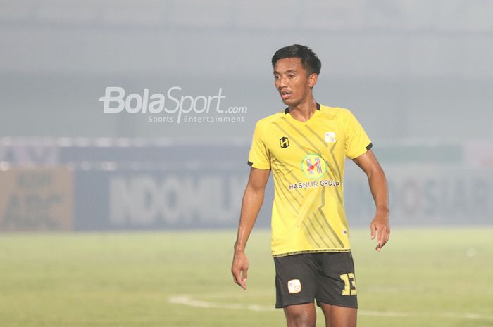 Gelandang Barito Putera, Bayu Pradana, sedang bertanding dalam laga pekan pertama Liga 1 2021 di Stadion Indomilk, Arena, Tangerang, 4 September 2021.