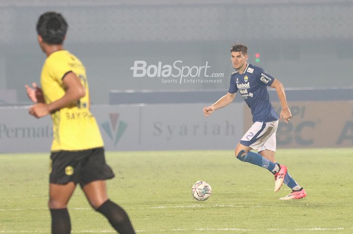 Bek asing Persib Bandung, Nick Kuipers (kanan), sedang menguasai bola dalam laga pekan pertama Liga 1 2021 di Stadion Indomilk, Arena, Tangerang, 4 September 2021.