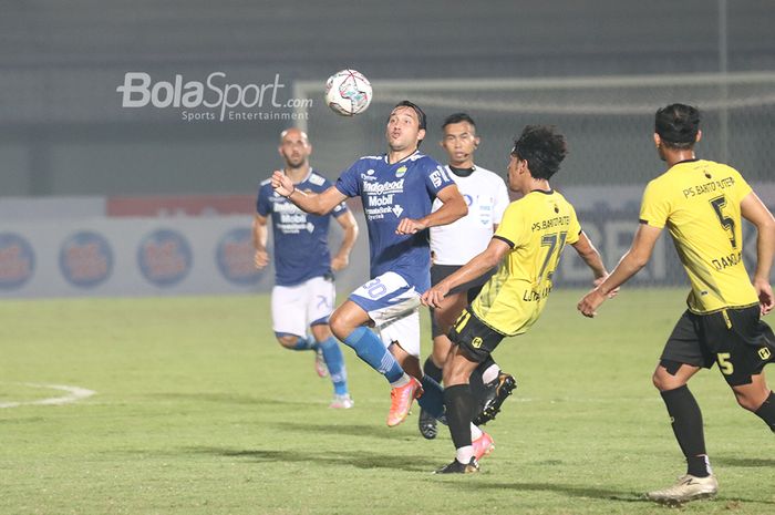 Pemain Persib Bandung, Ezra Walian, sedang menggapai bola di tengah kawalan pilar Barito Putera dalam laga pekan pertama Liga 1 2021 di Stadion Indomilk, Arena, Tangerang, 4 September 2021.