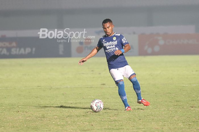 Bek sayap kiri Persib Bandung, Ardi Idrus, sedang menguasai bola dalam laga pekan pertama Liga 1 2021 di Stadion Indomilk, Arena, Tangerang, 4 September 2021.