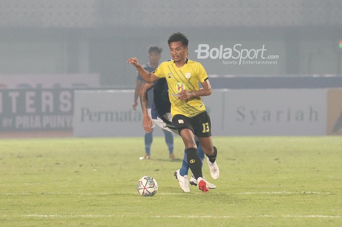 Gelandang Barito Putera, Bayu Pradana, sedang menguasai bola dalam laga pekan pertama Liga 1 2021 di Stadion Indomilk, Arena, Tangerang, 4 September 2021.