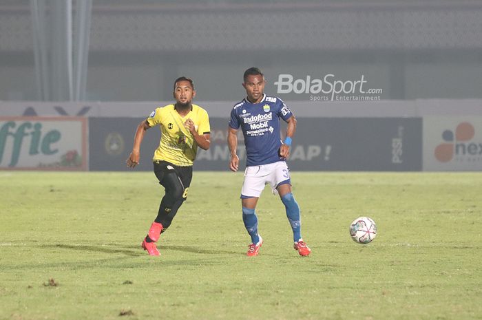 Pemain Barito Putera, Beni Oktovianto (kiri), sedang menjaga ketat bek Persib Bandung, Ardi Idrus (kanan), dalam laga pekan pertama Liga 1 2021 di Stadion Indomilk, Arena, Tangerang, 4 September 2021.