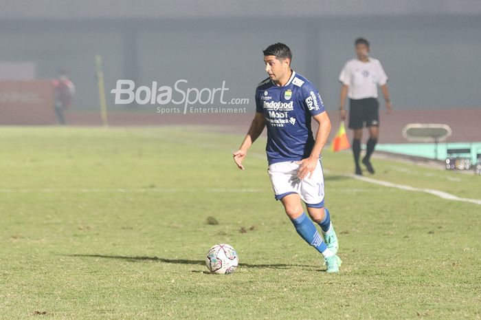 Pemain Persib Bandung, Esteban Vizcarra, sedang menguasai bola dalam laga pekan pertama Liga 1 2021 di Stadion Indomilk, Arena, Tangerang, 4 September 2021.