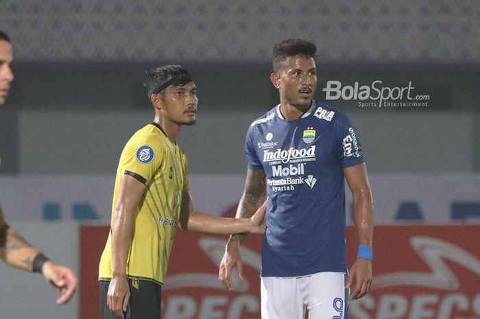 Bek Barito Putera, Dandi Maulana Abdulhaq (kiri), sedang menjaga pergerakan striker Persib Bandung, Wander Luiz, dalam laga pekan pertama Liga 1 2021 di Stadion Indomilk, Arena, Tangerang, 4 September 2021.