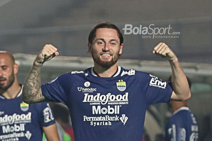 Gelandang Persib Bandung, Marc Klok, melakukan selebrasi seusai timnya menang 1-0 atas Barito Putera dalam laga pekan pertama Liga 1 2021 di Stadion Indomilk, Arena, Tangerang, 4 September 2021.