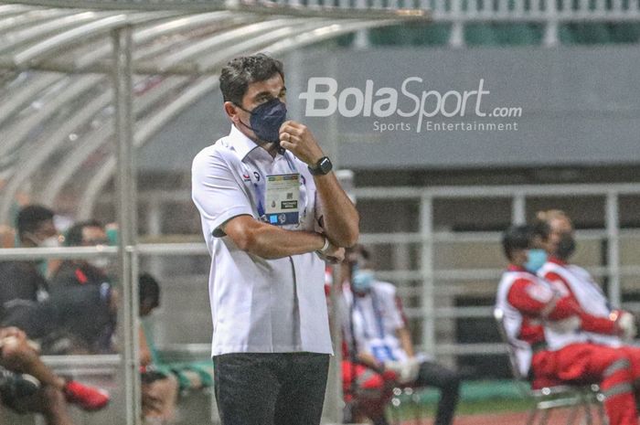 Juru taktik Arema FC, Eduardo Delipe Arroja Almeida alias Eduardo Almeida, sedang memantau para pemainnya dalam laga pekan pertama Liga 1 2021 di Stadion Pakansari, Bogor, Jawa Barat, 5 September 2021.