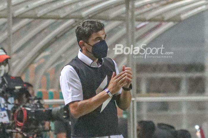 Pelatih Arema FC, Eduardo Almeida, sedang memberikan semangat kepada para pemainnya dalam laga pekan pertama Liga 1 2021 di Stadion Pakansari, Bogor, Jawa Barat, 5 September 2021.