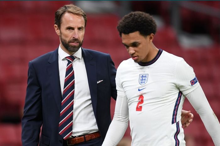 Pelatih timnas Inggris, Gareth Southgate, dan pemain belakang Liverpool, Trent Alexander-Arnold.