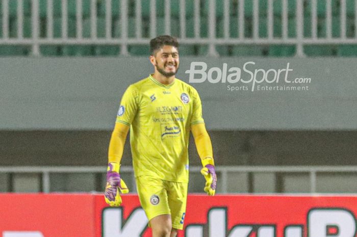 Kiper asing Arema FC, Adilson Maringa, sedang bertanding dalam laga pekan pertama Liga 1 2021 di Stadion Pakansari, Bogor, Jawa Barat, 5 September 2021.