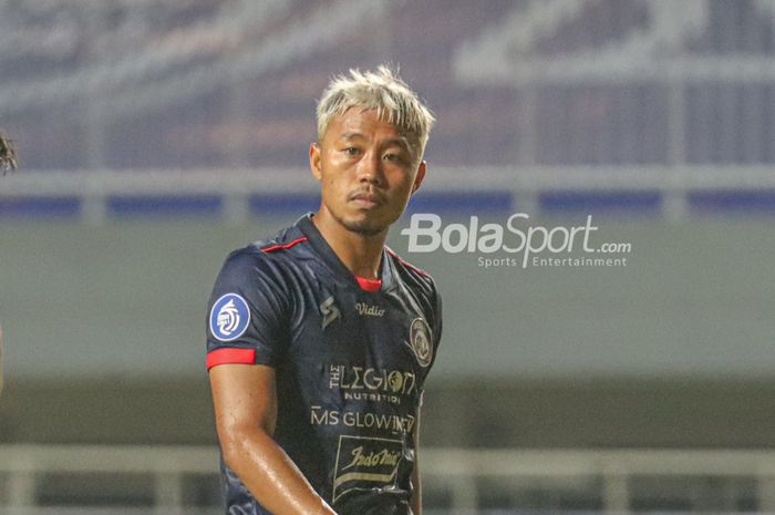 Striker Arema FC, Kushedya Hari Yudo, sedang bertanding dalam laga pekan pertama Liga 1 2021 di Stadion Pakansari, Bogor, Jawa Barat, 5 September 2021.