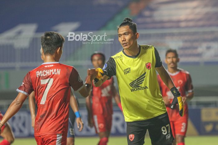 Kiper PSM Makassar, Hilman Syah, sedang memberikan apresiasi kepada rekannya dalam laga pekan pertama Liga 1 2021 di Stadion Pakansari, Bogor, Jawa Barat, 5 September 2021.