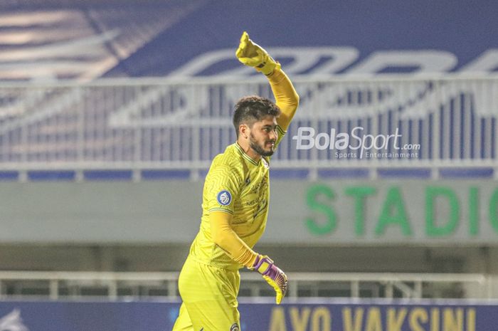 Kiper asing Arema FC, Adilson Maringa, sedang melakukan pemanasan jelang laga pekan pertama Liga 1 2021 di Stadion Pakansari, Bogor, Jawa Barat, 5 September 2021.