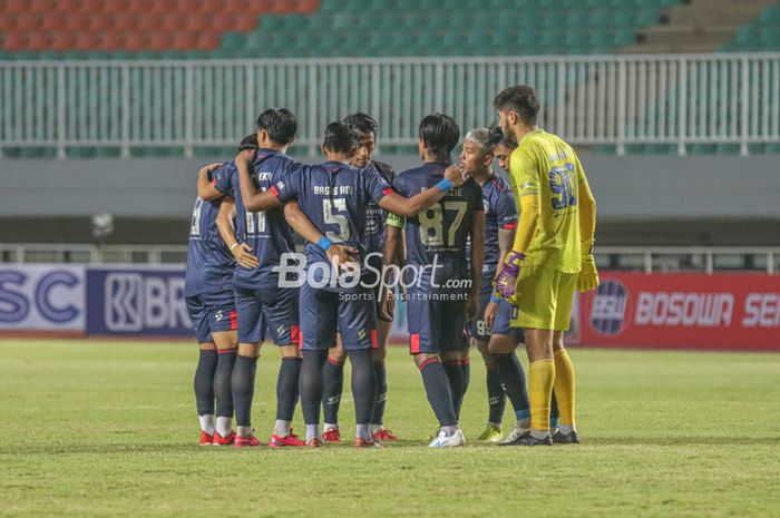 Skuat Arema FC sedang melakukan briefing dalam laga pekan pertama Liga 1 2021 di Stadion Pakansari, Bogor, Jawa Barat, 5 September 2021.