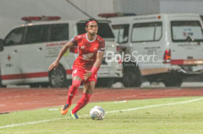 Bek PSM Makassar, Erwin Gutawa, sedang menguasai bola dalam laga pekan pertama Liga 1 2021 di Stadion Pakansari, Bogor, Jawa Barat, 5 September 2021.