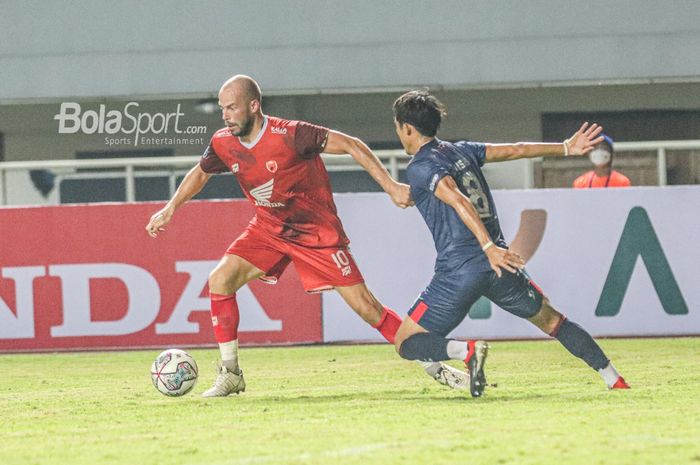 Striker Arema FC, Anco Jansen (kiri), sedang berusaha melewati pemain Arema FC dalam laga pekan pertama Liga 1 2021 di Stadion Pakansari, Bogor, Jawa Barat, 5 September 2021.