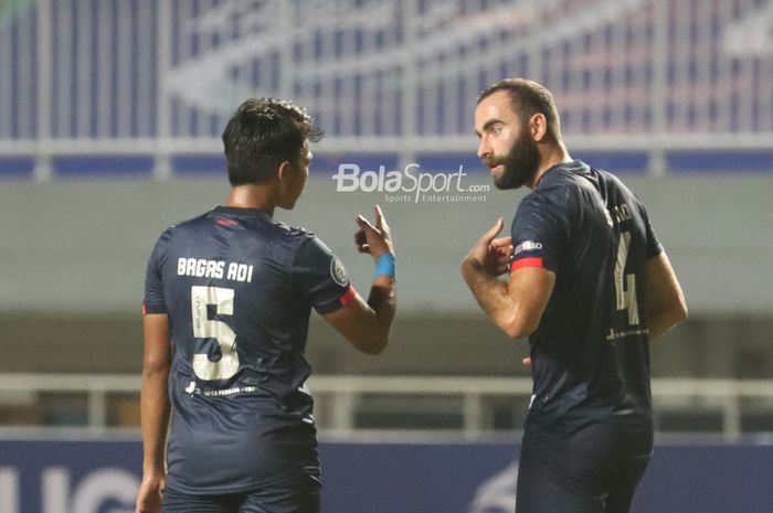 Bek Arema FC, Sergio Silva (kanan), sedang berkomunikasi dengan Bagas Adi Nugroho (kiri) dalam laga pekan pertama Liga 1 2021 di Stadion Pakansari, Bogor, Jawa Barat, 5 September 2021.