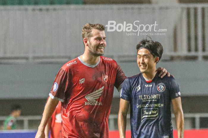 Gelandang PSM Makassar, Wiljan Pluim (kiri), sedang merangkul pemain Arema FC, Renshi Yamaguchi (kanan), dalam laga pekan pertama Liga 1 2021 di Stadion Pakansari, Bogor, Jawa Barat, 5 September 2021.