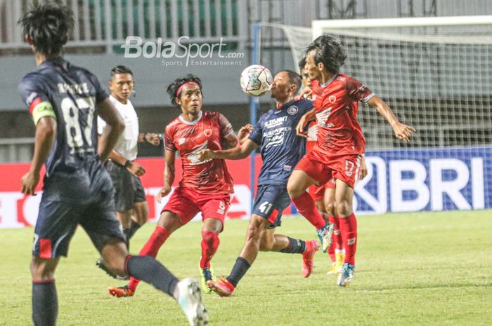 Pemain Arema FC, Dendi Santoso (tengah), sedang dijaga ketat oleh dua pilar PSM Makassar, Erwin Gutawa (kiri) dan Rasyid Bakri, dalam laga pekan pertama Liga 1 2021 di Stadion Pakansari, Bogor, Jawa Barat, 5 September 2021.