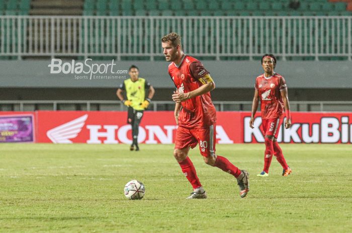 Gelandang PSM Makassar, Wiljan Pluim, sedang menguasai bola dalam laga pekan pertama Liga 1 2021 di Stadion Pakansari, Bogor, Jawa Barat, 5 September 2021.