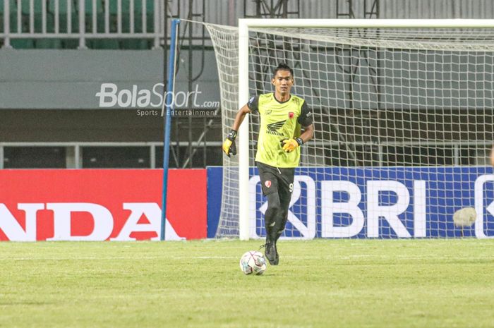 Kiper PSM Makassar, Hilman Syah, sedang menguasai bola dalam laga pekan pertama Liga 1 2021 di Stadion Pakansari, Bogor, Jawa Barat, 5 September 2021.