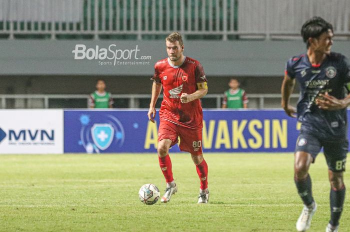 Gelandang PSM Makassar, Wiljan Pluim, sedang menguasai bola dalam laga pekan pertama Liga 1 2021 di Stadion Pakansari, Bogor, Jawa Barat, 5 September 2021.