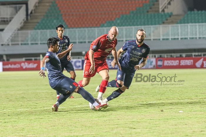 Bek Arema FC, Bagas Adi Nugroho (kiri) dan Sergio Silva (kanan), sedang menjaga ketat striker PSM Makassar, Anco Jansen (tengah) dalam laga pekan pertama Liga 1 2021 di Stadion Pakansari, Bogor, Jawa Barat, 5 September 2021.