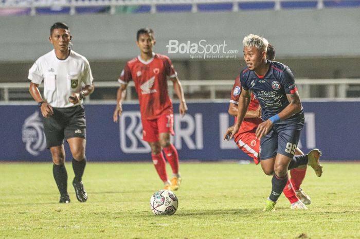 Penyerang Arema FC, Kushedya Hari Yudo, sedang menguasai bola dalam laga pekan pertama Liga 1 2021 di Stadion Pakansari, Bogor, Jawa Barat, 5 September 2021.