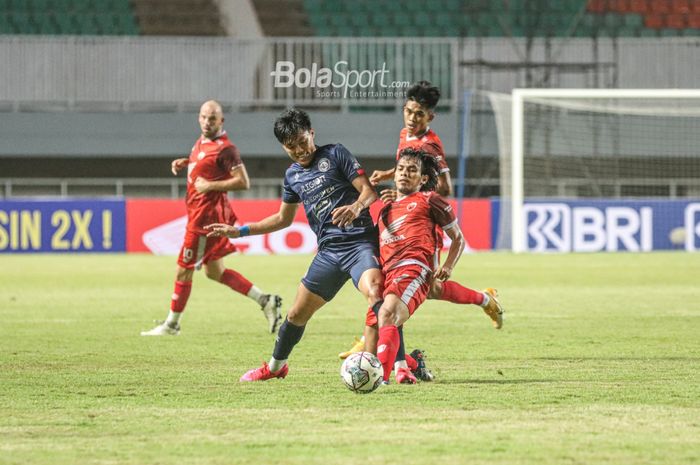 Gelandang PSM Makassar, Rasyid Bakri (kanan), sedang berduel dengan pilar Arema FC, Feby Eka Putra (kiri), dalam laga pekan pertama Liga 1 2021 di Stadion Pakansari, Bogor, Jawa Barat, 5 September 2021.