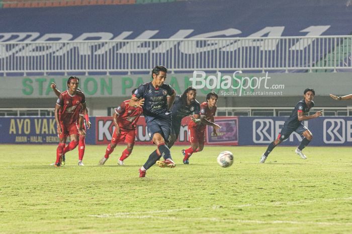 Gelandang Arema FC, Hanif Sjahbandi, sedang mengeksekusi penalti dalam laga pekan pertama Liga 1 2021 di Stadion Pakansari, Bogor, Jawa Barat, 5 September 2021.