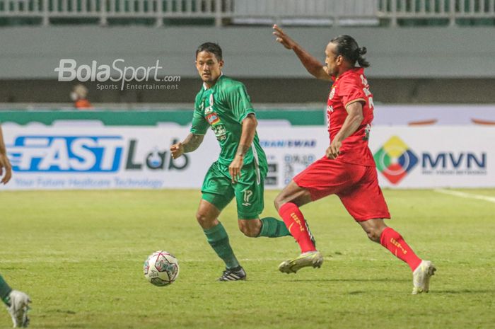 Pemain PSS Sleman, Irfan Bachdim (kiri), sedang berebut bola dengan pilar Persija Jakarta, Rohit Chand (kanan),  dalam laga pekan pertama Liga 1 2021 di Stadion Pakansari, Bogor, Jawa Barat, 5 September 2021.