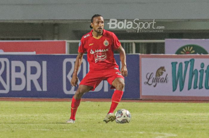 Gelandang asing Persija Jakarta, Rohit Chand, sedang menguasai bola dalam laga pekan pertama Liga 1 2021 di Stadion Pakansari, Bogor, Jawa Barat, 5 September 2021.