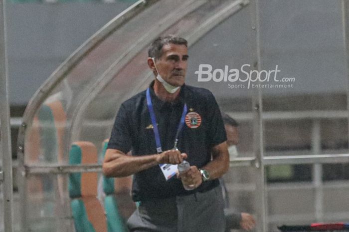 Pelatih Persija Jakarta, Angelo Alessio, sedang memantau laga pekan pertama Liga 1 2021 di Stadion Pakansari, Bogor, Jawa Barat, 5 September 2021.