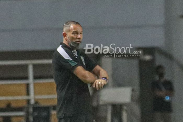 Pelatih PSS Sleman, Dejan Antonic, sedang memantau para pemainnya dalam laga pekan pertama Liga 1 2021 di Stadion Pakansari, Bogor, Jawa Barat, 5 September 2021.