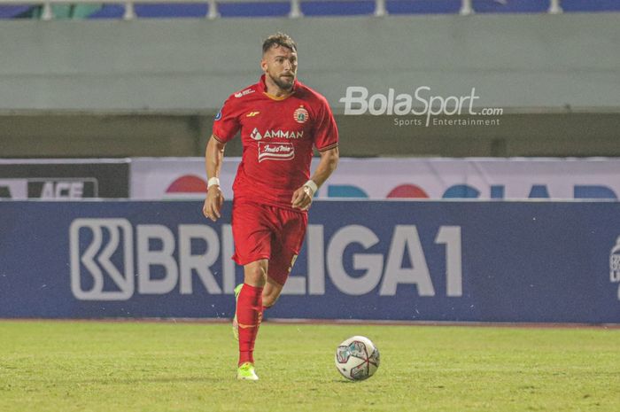 Striker asing Persija Jakarta, Marko Simic, sedang menggiring bola dalam laga pekan pertama Liga 1 2021 di Stadion Pakansari, Bogor, Jawa Barat, 5 September 2021.