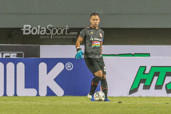 Kiper Persija Jakarta, Andritany Ardhiyasa, sedang menguasai bola dalam laga pekan pertama Liga 1 2021 di Stadion Pakansari, Bogor, Jawa Barat, 5 September 2021.