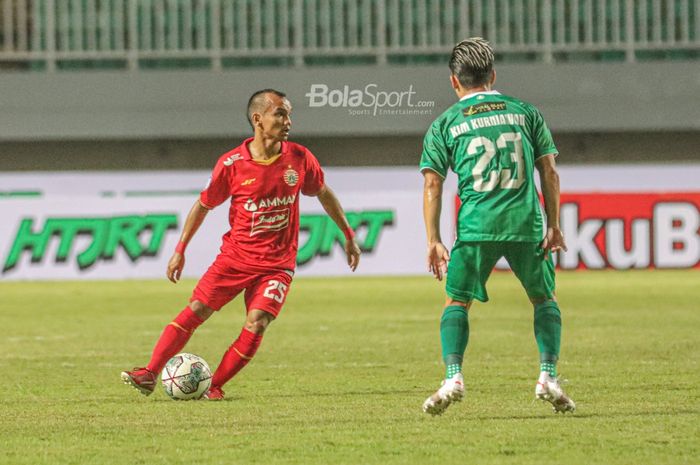 Pemain sayap kanan Persija Jakarta, Riko Simanjuntak (kiri), sedang menguasai bola dalam laga pekan pertama Liga 1 2021 di Stadion Pakansari, Bogor, Jawa Barat, 5 September 2021.