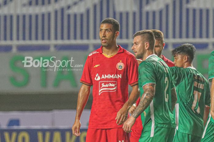 Bek asing Persija Jakarta, Yann Motta (kiri), sedang menjaga ketat pemain PSS Sleman, Aaron Evans, dalam laga pekan pertama Liga 1 2021 di Stadion Pakansari, Bogor, Jawa Barat, 5 September 2021.