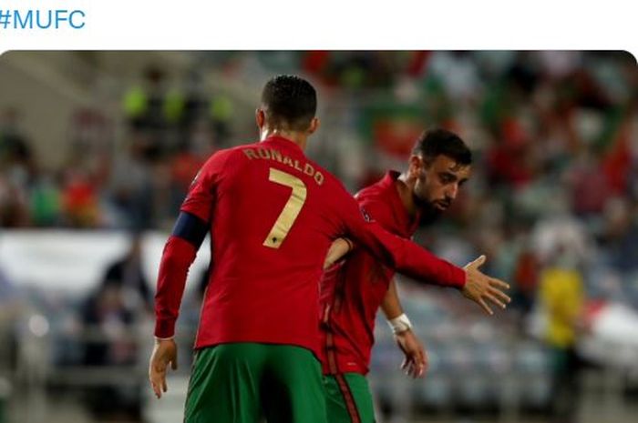 Gelandang timnas Portugal, Bruno Fernandes, melakukan selebrasi bareng Cristiano Ronaldo.