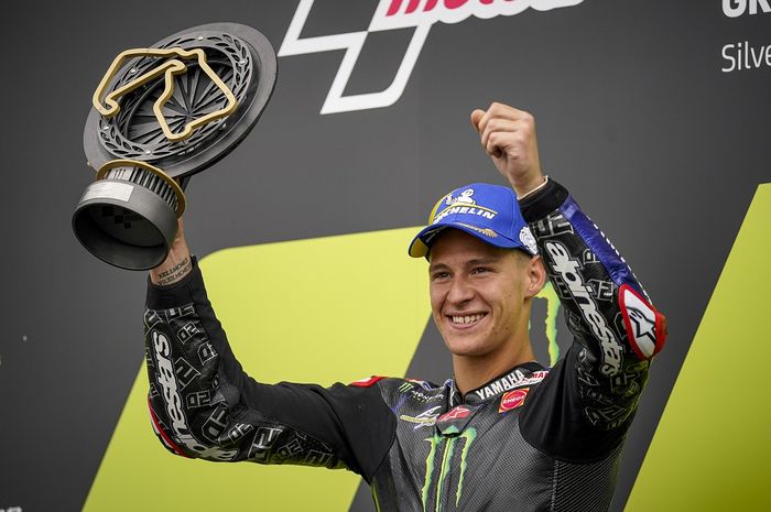 Pembalap Monster Energy Yamaha, Fabio Quartararo, merayakan kemenangan pada balapan MotoGP Inggris di Sirkuit Silverstone, Inggris, 29 Agustus 2021.