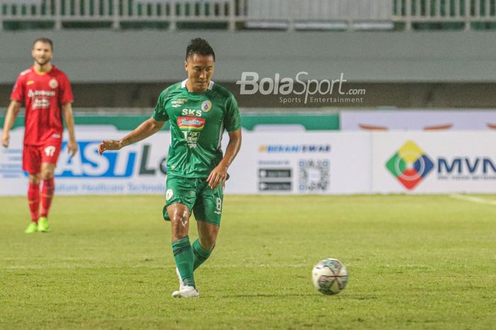 Bek sayap kiri PSS Sleman, Arthur Irawan, sedang mengoper bola dalam laga pekan pertama Liga 1 2021 di Stadion Pakansari, Bogor, Jawa Barat, 5 September 2021.