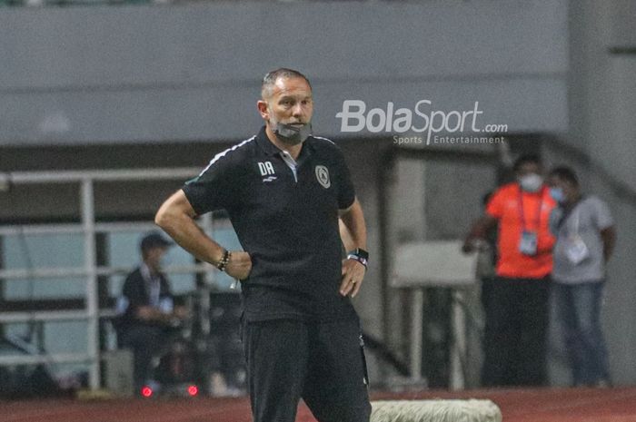 Pelatih PSS Sleman, Dejan Antonic, sedang memantau para pemainnya dalam laga pekan pertama Liga 1 2021 di Stadion Pakansari, Bogor, Jawa Barat, 5 September 2021.
